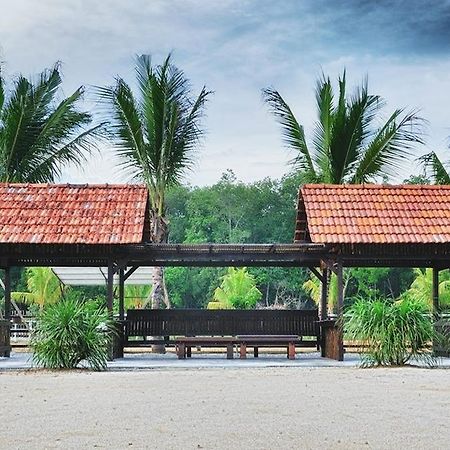 Hs Farm Waterpark Hotel Muar Exterior photo