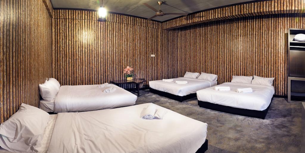 Hs Farm Waterpark Hotel Muar Room photo