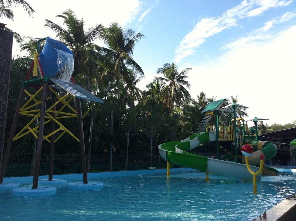 Hs Farm Waterpark Hotel Muar Exterior photo